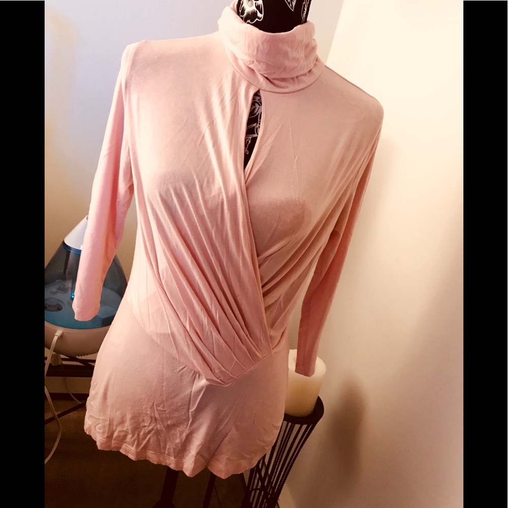 New York and Co. blush keyhole top🤩🤩